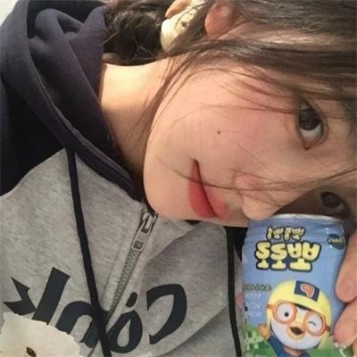 坐在酒吧里吃蛋糕